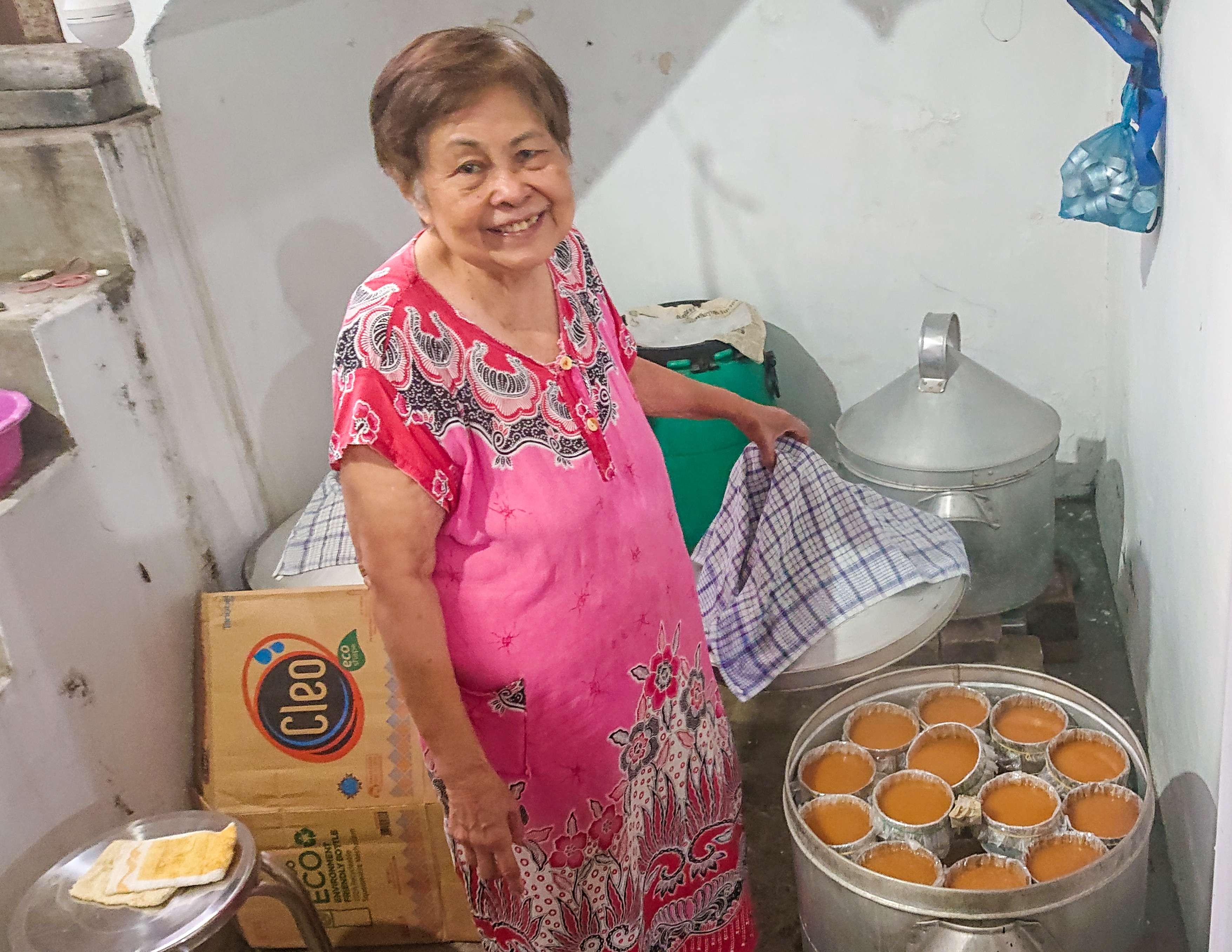 Tok Swie Giok saat mengukus kue keranjang (foto :Aini)