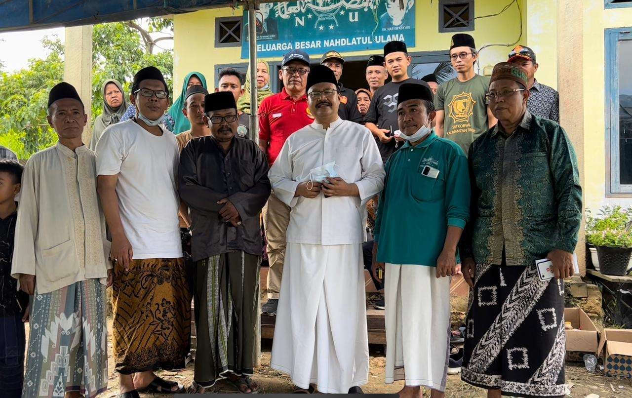 Sekjen PBNU Saifullah Yusuf (tengah baju putih) bersama para pengurus Cabang NU Penajam Paser Utara saat memastikan lokasi pencanangan Kantor Baru PBNU di IKN Nusantara, Sabtu 29 Januari 2022. (Foto: taufik rahman/Ngopibareng.id)