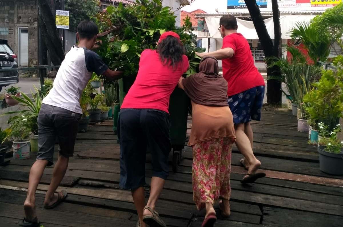 Anitisipasi penyakit demam berdarah, warga bantaran kali Manyar Sabrangan bergotong royong bersihkan lingkungan. (Foto: Istimewa)