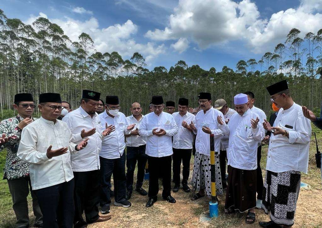 Ketua Umum PBNU KH Yahya Cholil Staquf (Gus Yahya) didampingi Sekjen PBNU Saifullah Yusuf (Gus Ipul), pengurus inti PBNU saat berdoa di titik nol di ibukota negara usai pencanangan pembangunan Kantor PBNU. (Foto: Istimewa)