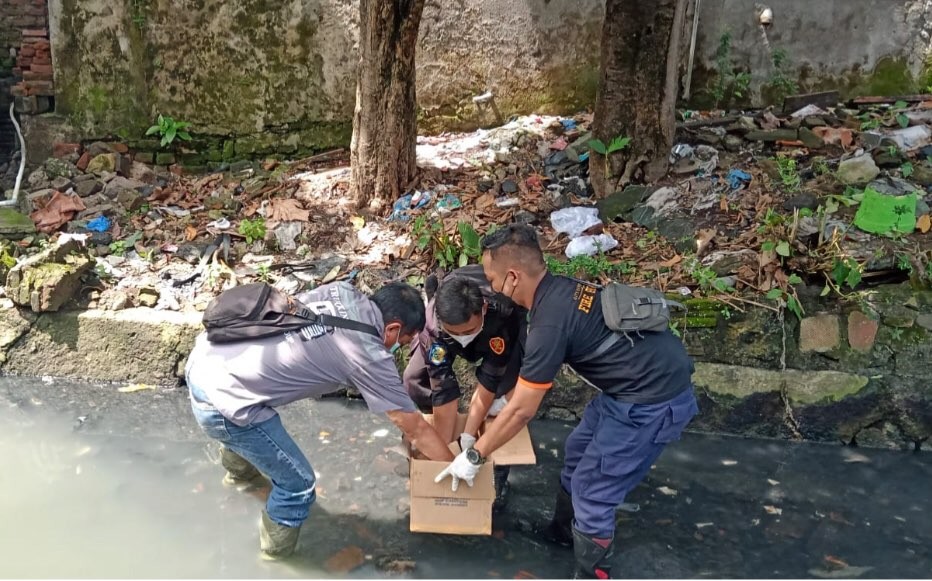 Proses evakuasi bayi yang ditemukan di sungai Bayu Urip (Foto: dok. Command Center Surabaya)