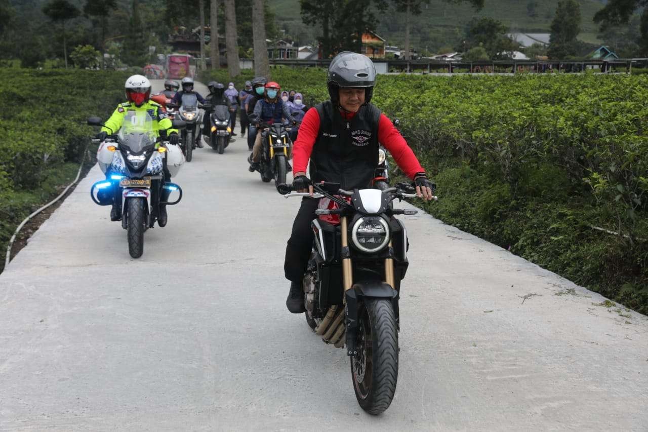 Gubernur Ganjar motoran mengunjungi desa wisata di Karanganyar. (Foto: Dok Jateng)