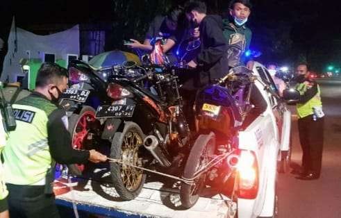 Tiga puluhan sepeda motor protolan terjaring patroli balap liar digelar personil gabungan Satlantas, Satreskrim, dan Samapta Polres Situbondo.(Foto: Satlantas Polres Situbondo)