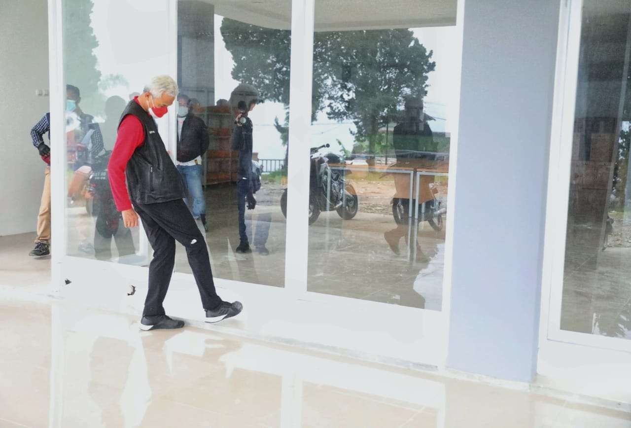 Ganjar menendang tembok palsu di bangunan SMAN Tawangmangu. (Foto: Dok Jateng)