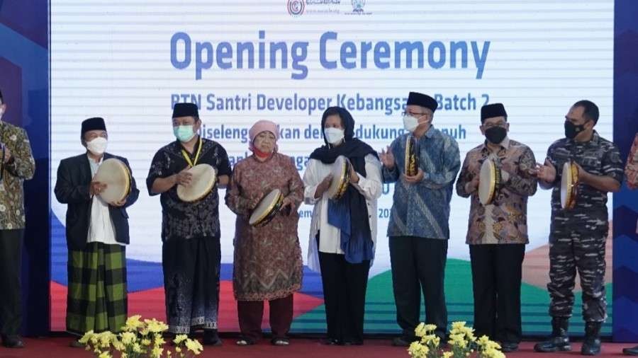 Penabuhan rebana tanda dibukanya BTN Santri Developer Kebangsaan Batch 2 di Pesantren KHAS Cirebon. (Foto: Kemenag)