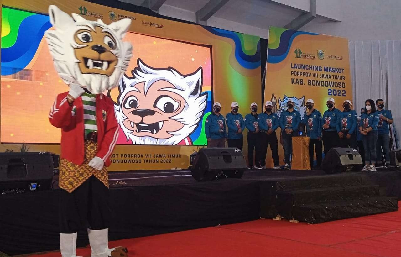 Kabupaten Bondowoso launching Si Ulung maskot Porporv Jatim VII 2022, tanpa logo KONI dan lagu mars Patriot serta tidak ada pengurus cabor yang hadir. (Foto: Guido Saphan/Ngopibareng.id)