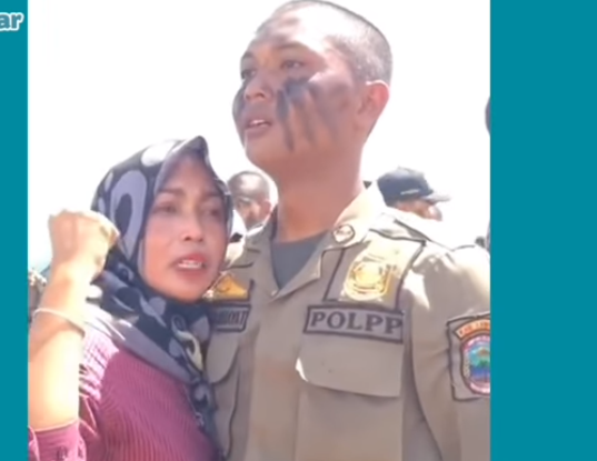 Tangkapan layar pria berseragam Satpol PP menangis lantaran ditinggal tunangan oleh kekasihnya. (Foto: Tangkapan layar)