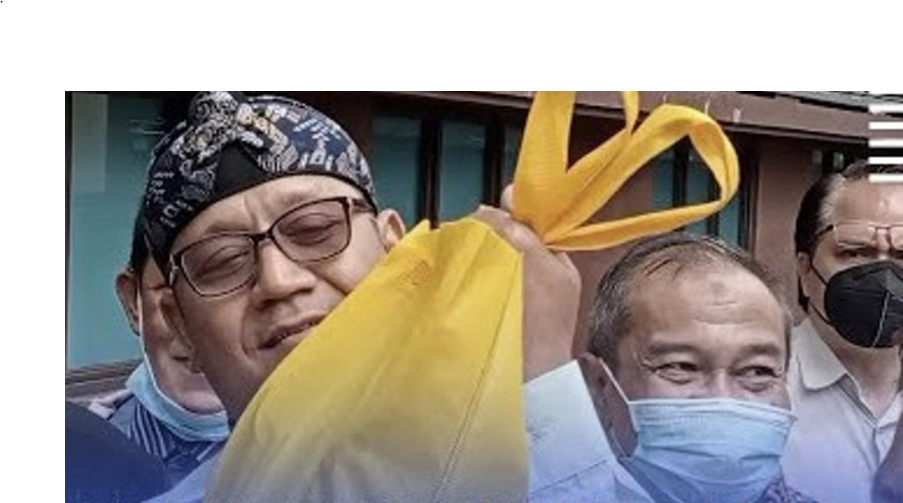 Edy Mulyadi memperlihatkan "bontotannya" tas jinjing warna kuning berisi baju. Seolah firasat akan ditahan Bareskrim Polri. (Foto: Istimewa)