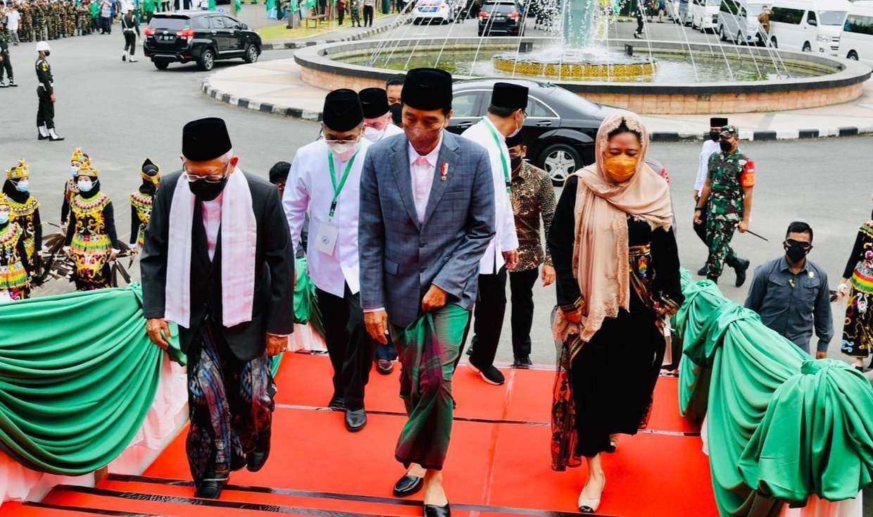 Presiden Joko bersama wapres KH Ma'ruf Amin dan Ketua DPR Puan Maharani memaduki tempat pengukohan PBNU (foto: Setpres)