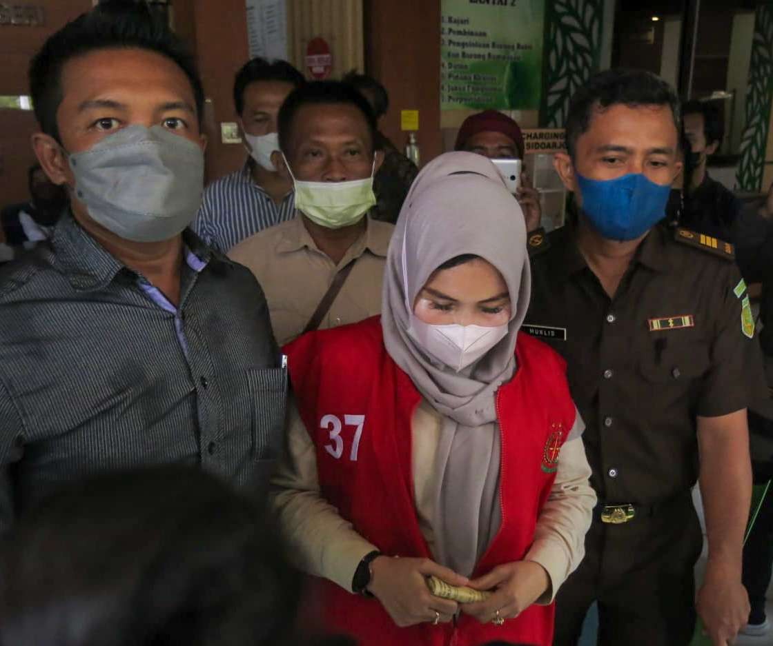 kades suko (rompi merah) tersangka pungli PTSL ketika di kejari Sidoarjo (foto :Aini)