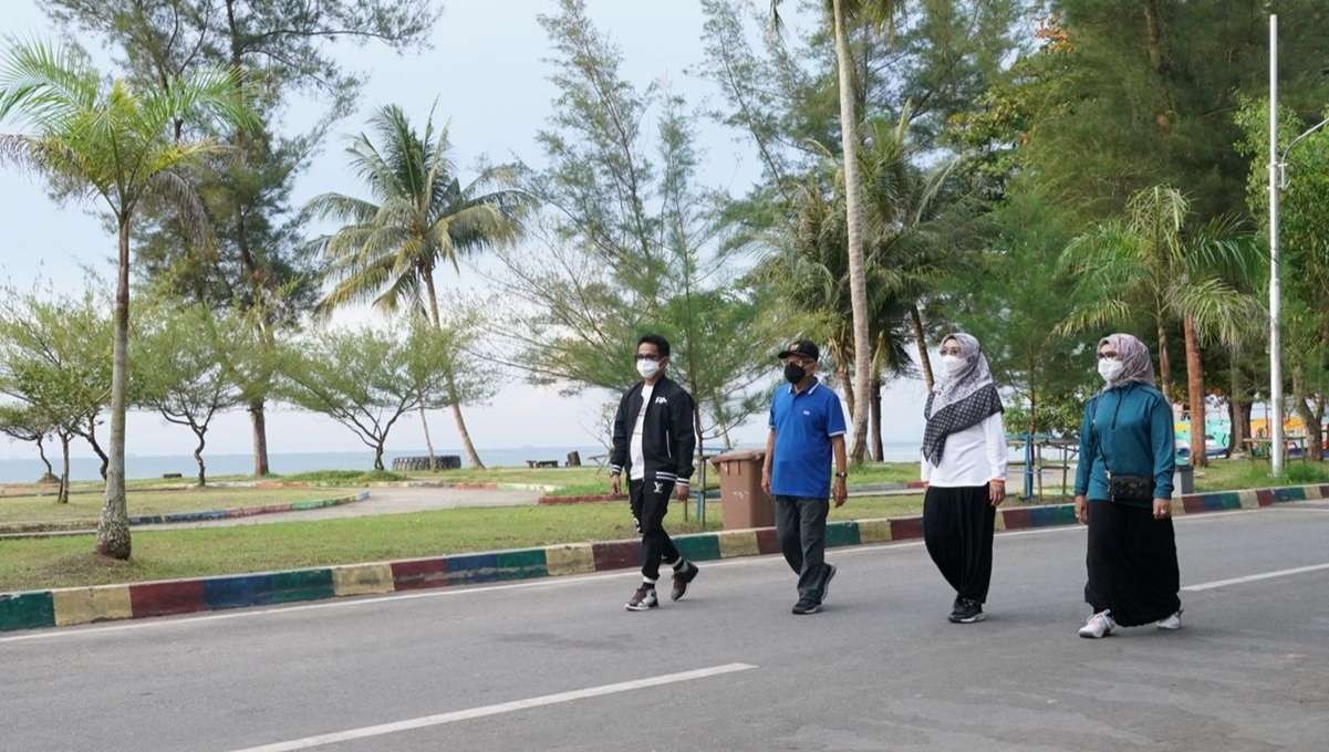 Wapres bersama Ibu Hj Wury Ma'ruf berolahraga sambil menikmati keindahan Pantai Manggar (foto: Setwapres)