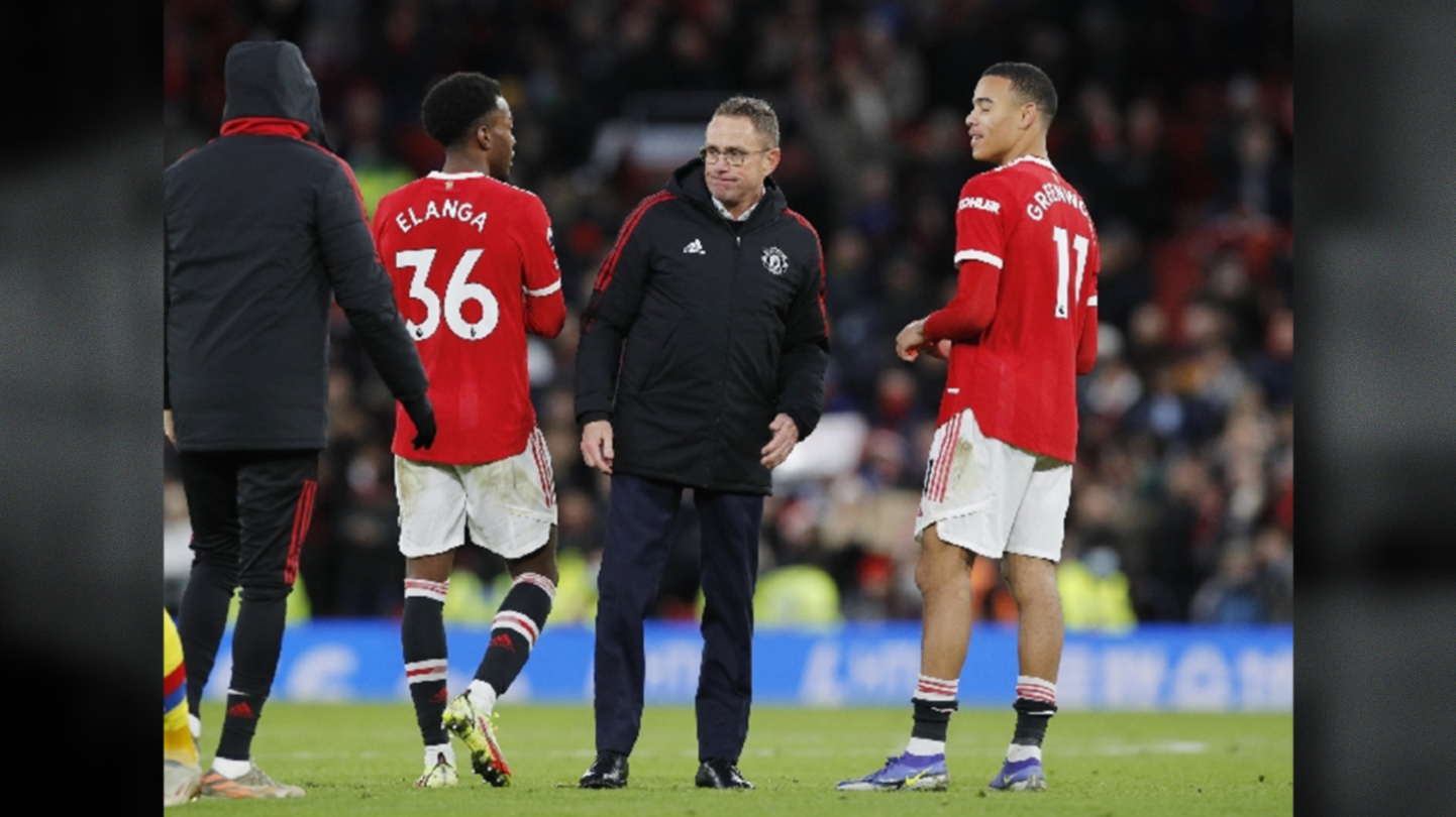 Ralf Rangnick saat bicara dengan dua pemain muda MU. (Foto: Istimewa)