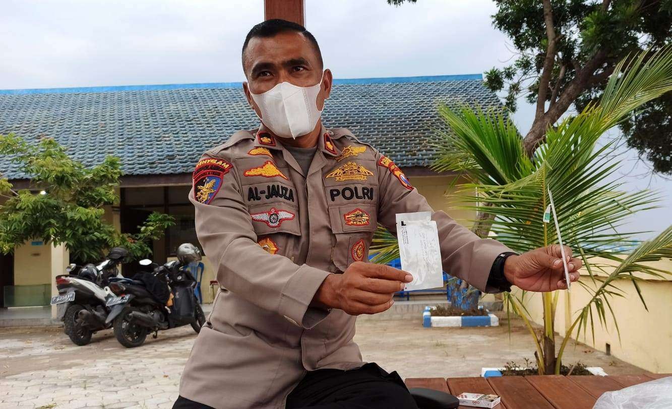 Kasat Polairud Banyuwangi menunjukkan barang yang diamakan di lokasi video viral (foto: Muh Hujaini//Ngopibareng.id)