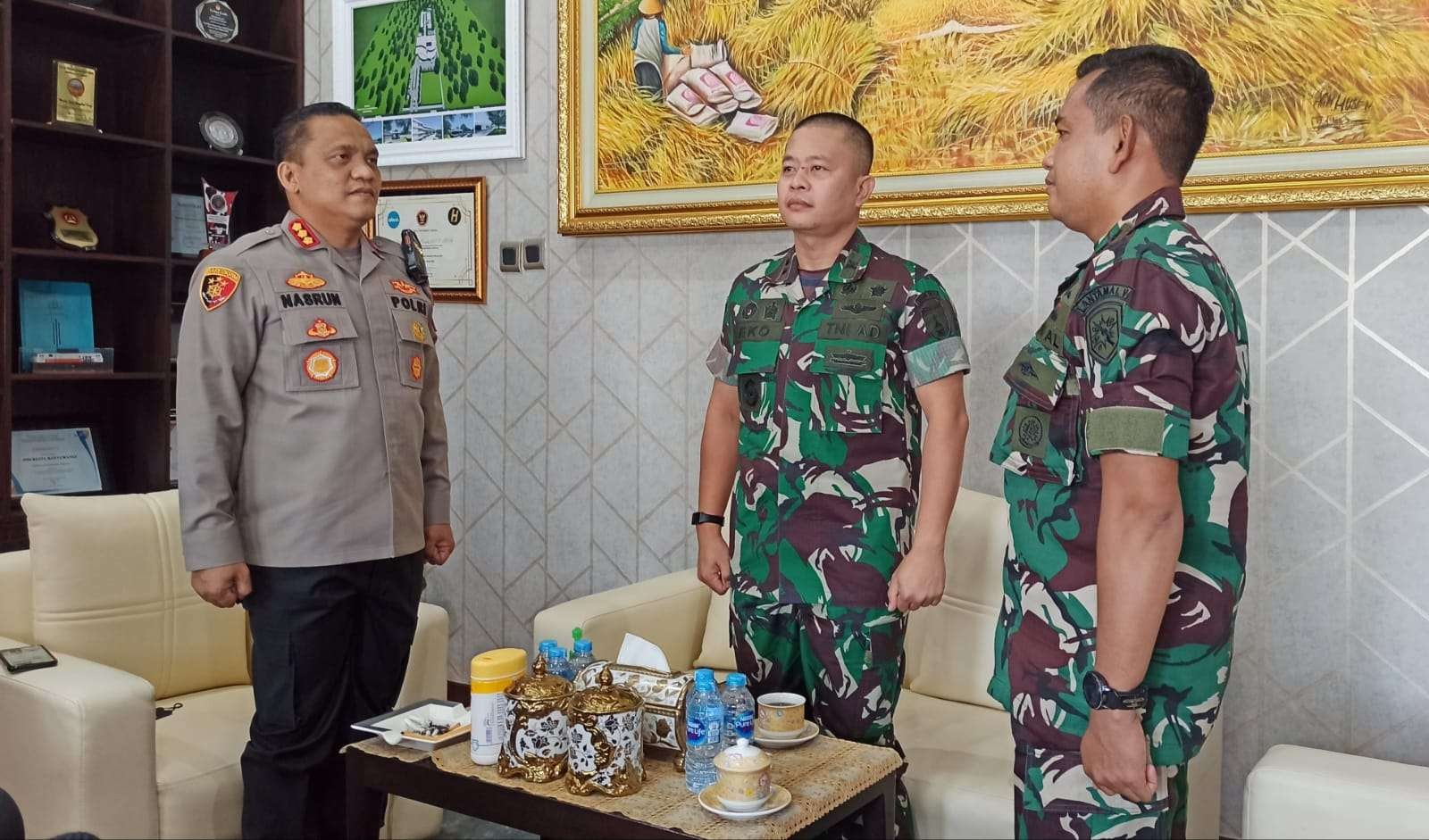 Kapolresta Banyuwangi Kombespol Nasrun Pasaribu bersama Dandim 0825 Banyuwangi Letkol Kav Eko Julianto Ramadan dan  Komandan Lanal Banyuwangi Letkol Laut (P) Ansori mengambil sikap sempurna untuk menyanyikan lagu Indonesia Raya (foto: Muh Hujaini /Ngopibareng.id)