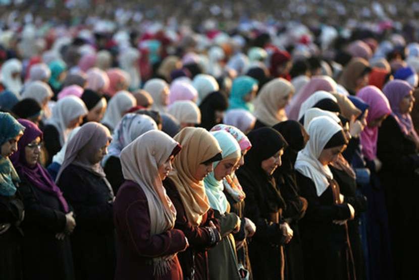 Salat berjamaah bagi Muslimah cukup memberikan syiar Islam. (Foto: Istimewa)