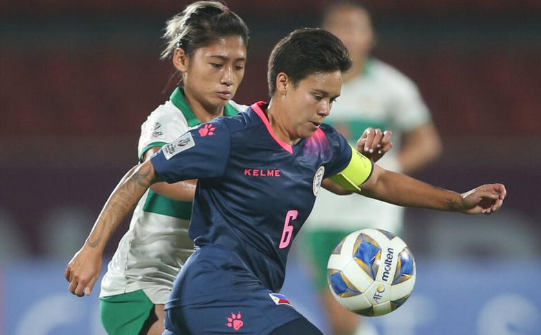 Striker Timnas Indonesia Zahra Muzdalifah berebut bola dengan Kapten Timnas Filipina Tahnai Annis. (Foto: AFC)