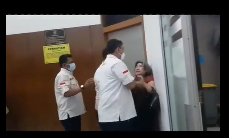 Tangkapan layar  seorang ibu yang viral, diduga diseret petugas pengadilan negeri Jakarta Selatan