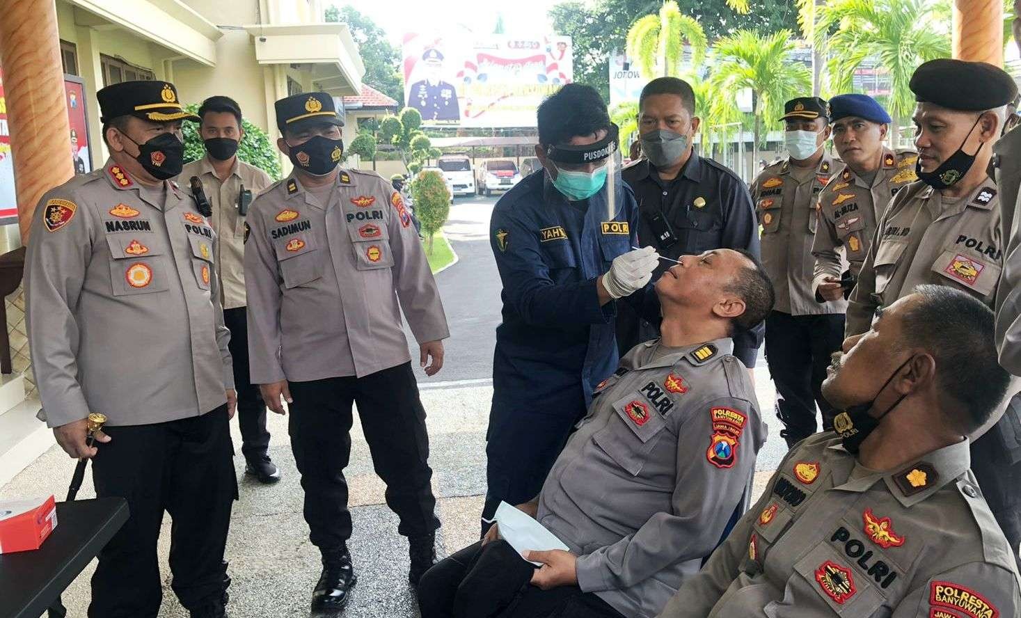 Pejabat utama Polresta Banyuwangi menjalani  tes swab antigen sebagai langkah pencegahan dini penyebaran varian omicron (foto: istimewa)