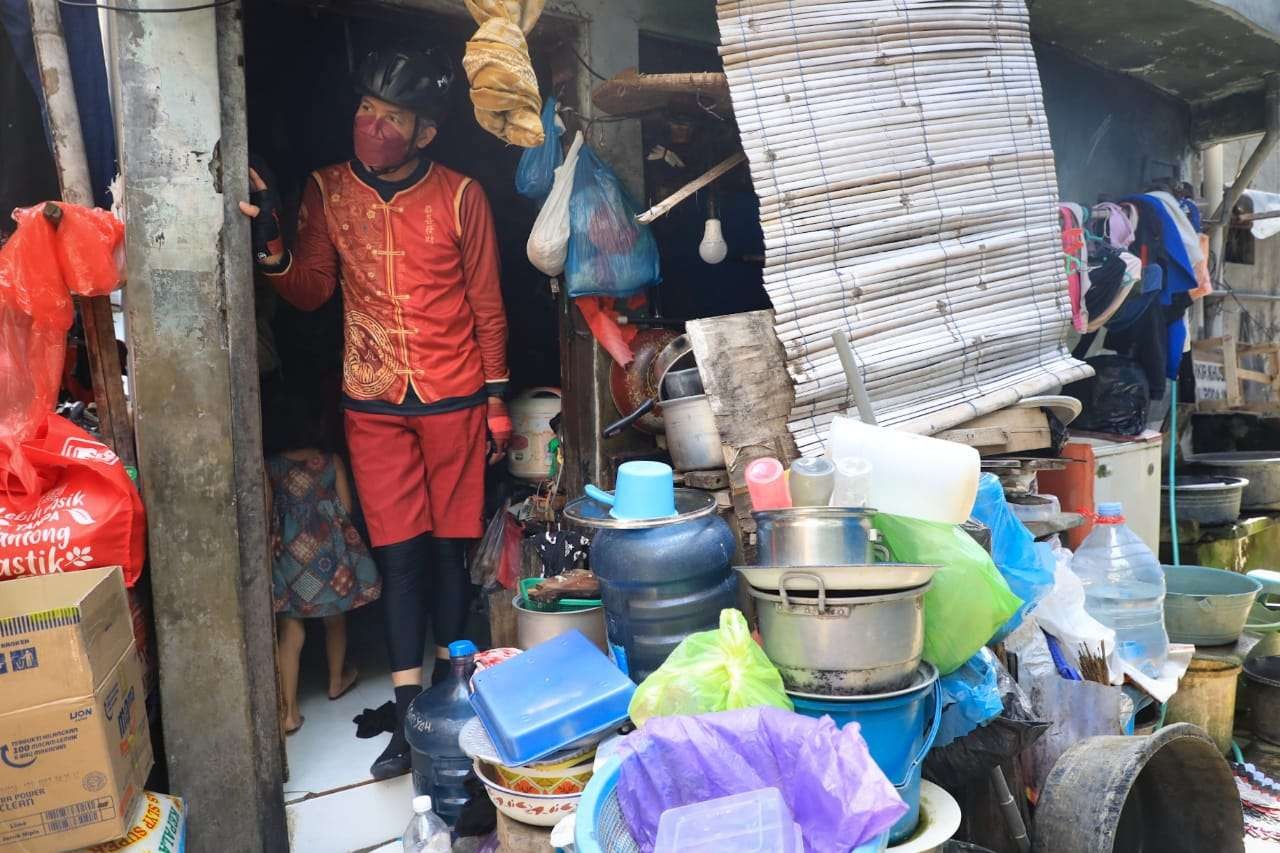 Gubernur Jawa Tengah Ganjar Pranowo blusukan ke sejumlah warga miskin dari etnis Tionghoa, saat Imlek. (Foto: Ist)