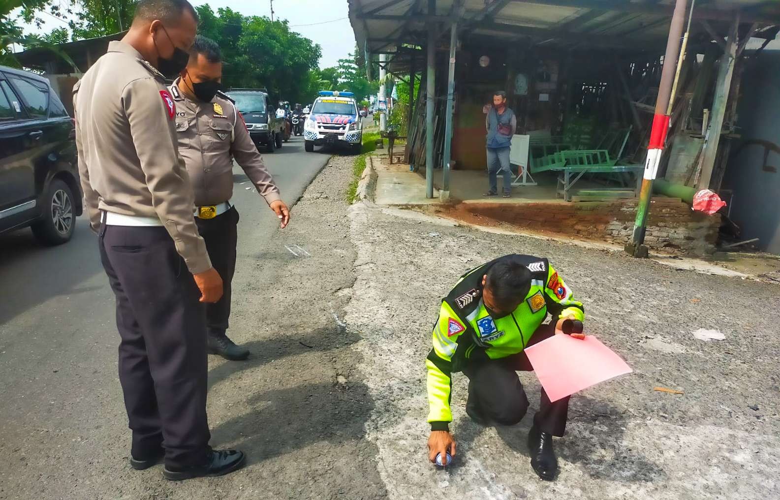 Polisi sedang lakukan olah TKP kecelakaan (foto :istimewa)