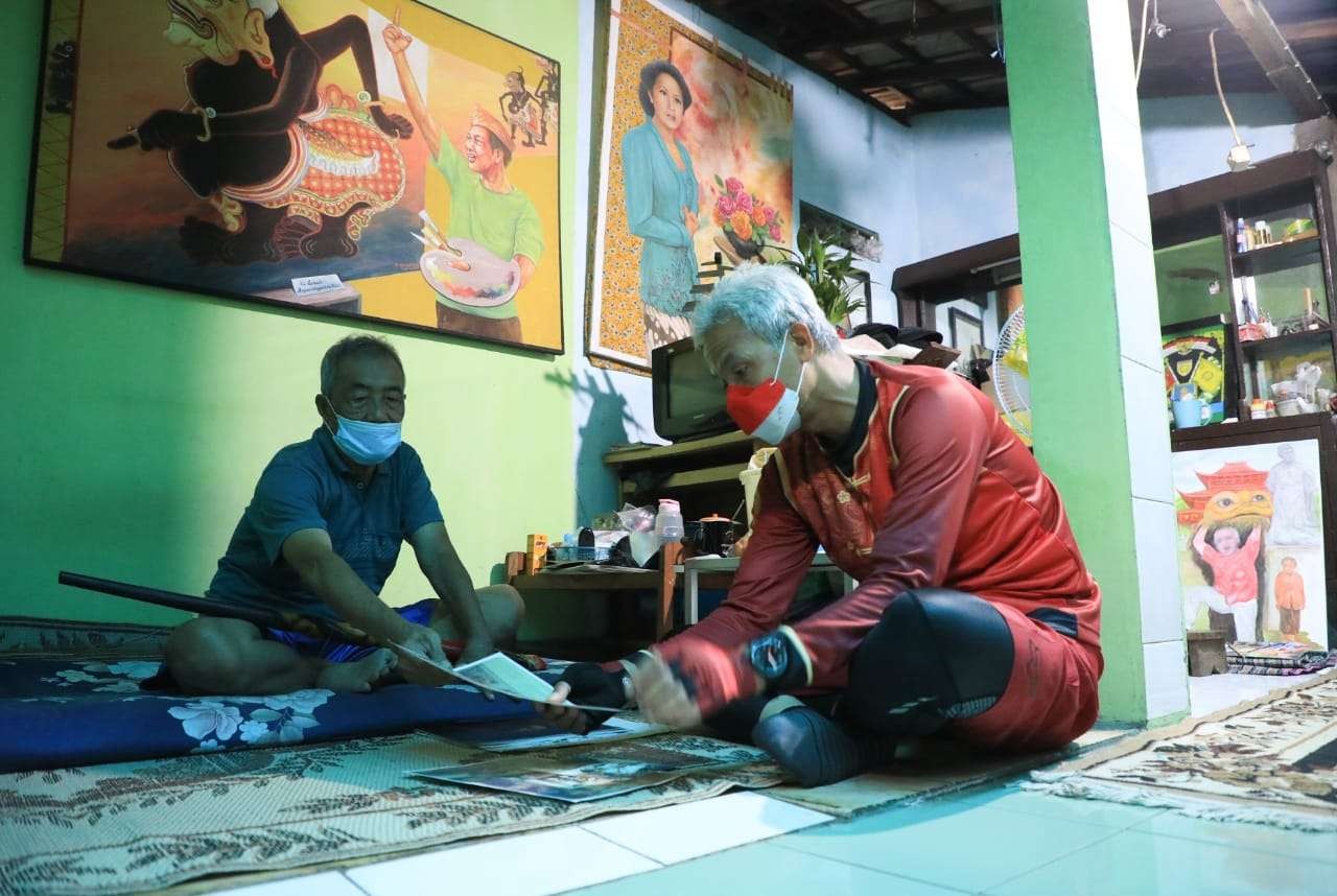 Gubernur Ganjar mengunjungi kediaman veteran perang keturunan Tionghoa yang juga seorang pelukis murid Dullah. (Foto: Dok Jateng)