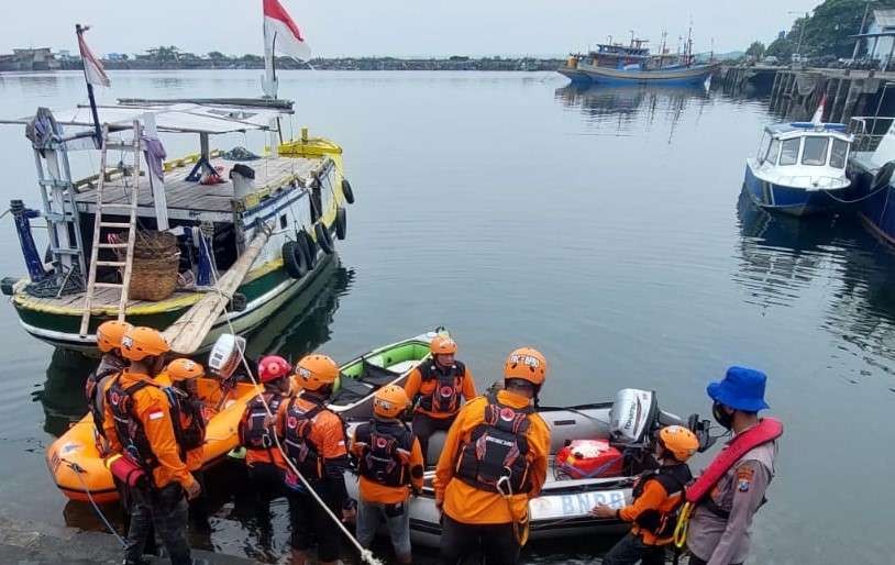 BPBD Kota Probolinggo mengerahkan tiga perahu untuk mencari ABK kapal nelayan dari Mayangan yang tenggelam. (Foto: Ikhsan Mahmudi/Ngopibareng.id)