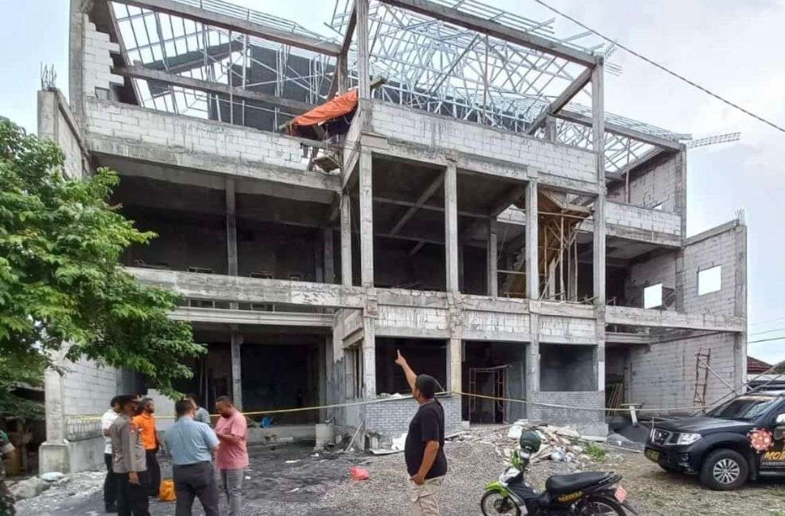 Polisi melakukan olah TKP di tempat kerja korban.(Deni Lukmantara/Ngopibareng)