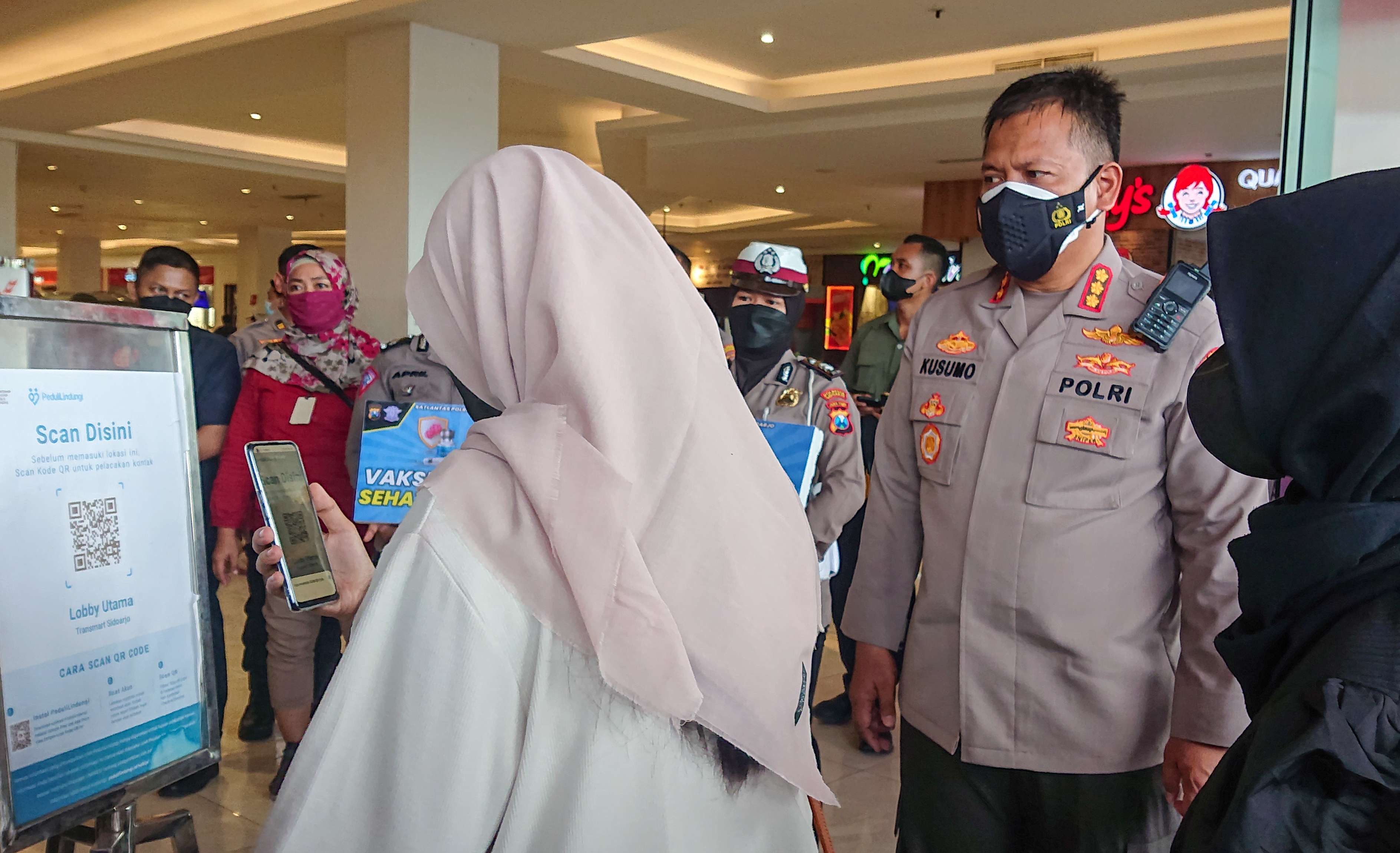 Kapolresta Sidoarjo cek penerapan aplikasi PeduliLindungi di salah satu mal di Sidoarjo.(Foto: Aini/Ngopibareng.id)