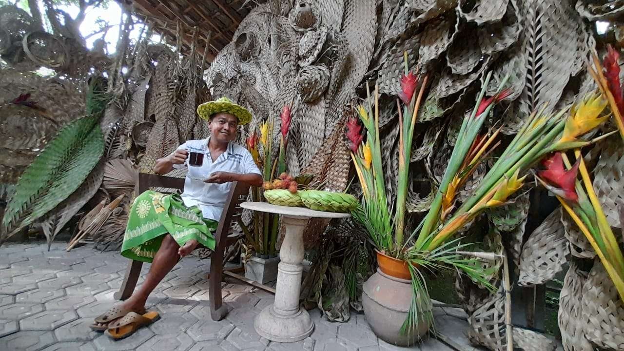 Supriadi Hari Wahyono, salah satu artisan janur kuning yang dimiliki Jombang. (Foto: Mardiansyah Triraharjo/Ngopibareng.id)