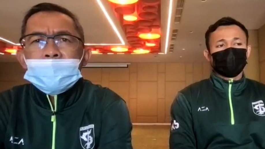 Pelatih Persebaya, Aji Santoso (kiri) bersama pemain Arif Satria dalam pre match press conference, Selasa 1 Februari 2022. (Foto: Tangkapan Layar)