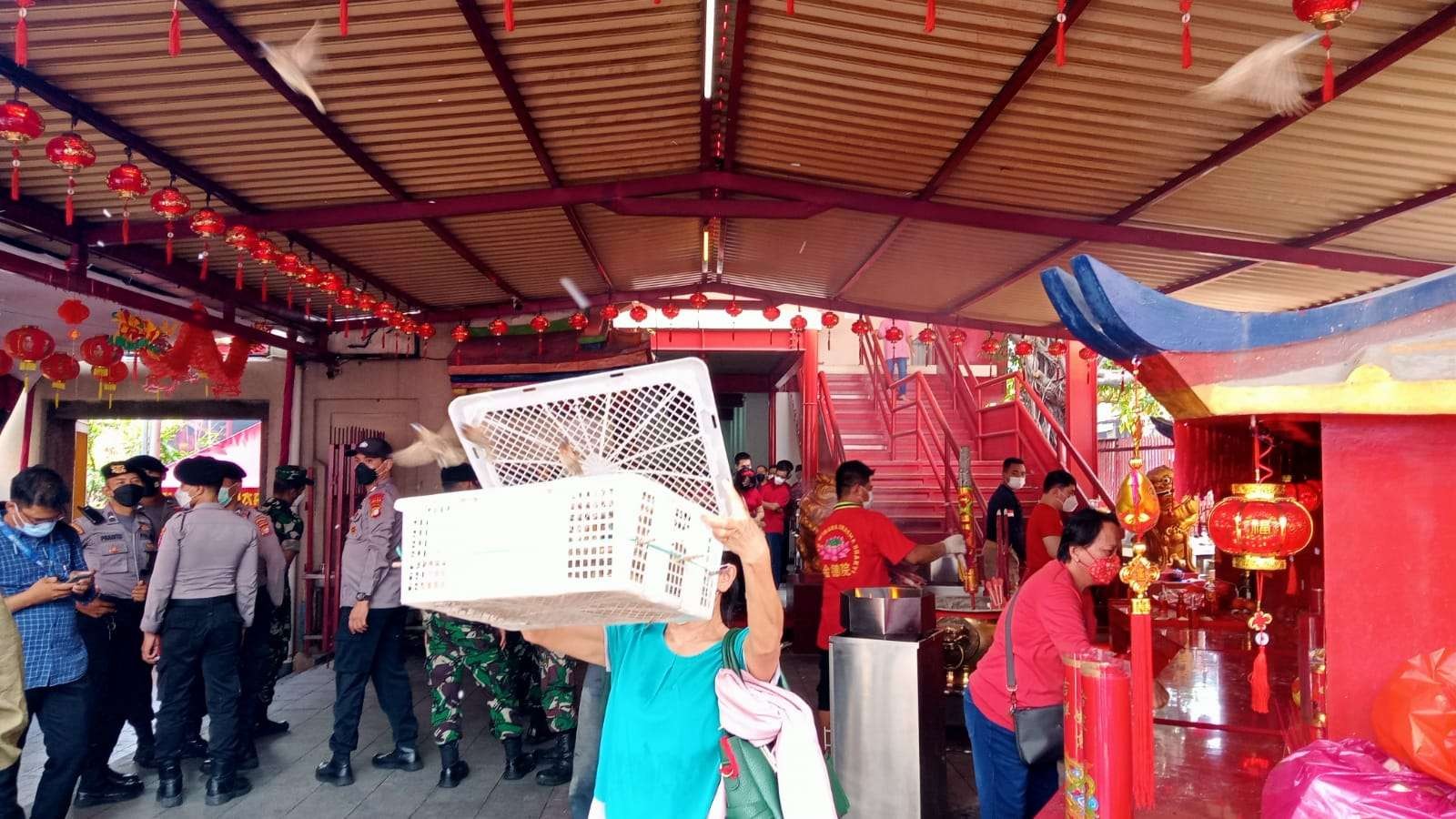 Melepas burung emprit pada hari raya Imlek  perlambang untuk membuang sial dosertai harapan mendapat limpahan rezeki ( foto: Asmanu Sudarso/ngopibareng.id)