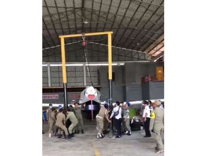 Puluhan petugas Satpol PP berusaha mengeluarkan pesawat Susi Air dari hanggar Bandara Kolonel RA Bessing Malinau, Kalimantan Utara, Rabu 2 Februari 2022. (Foto: Twitter)