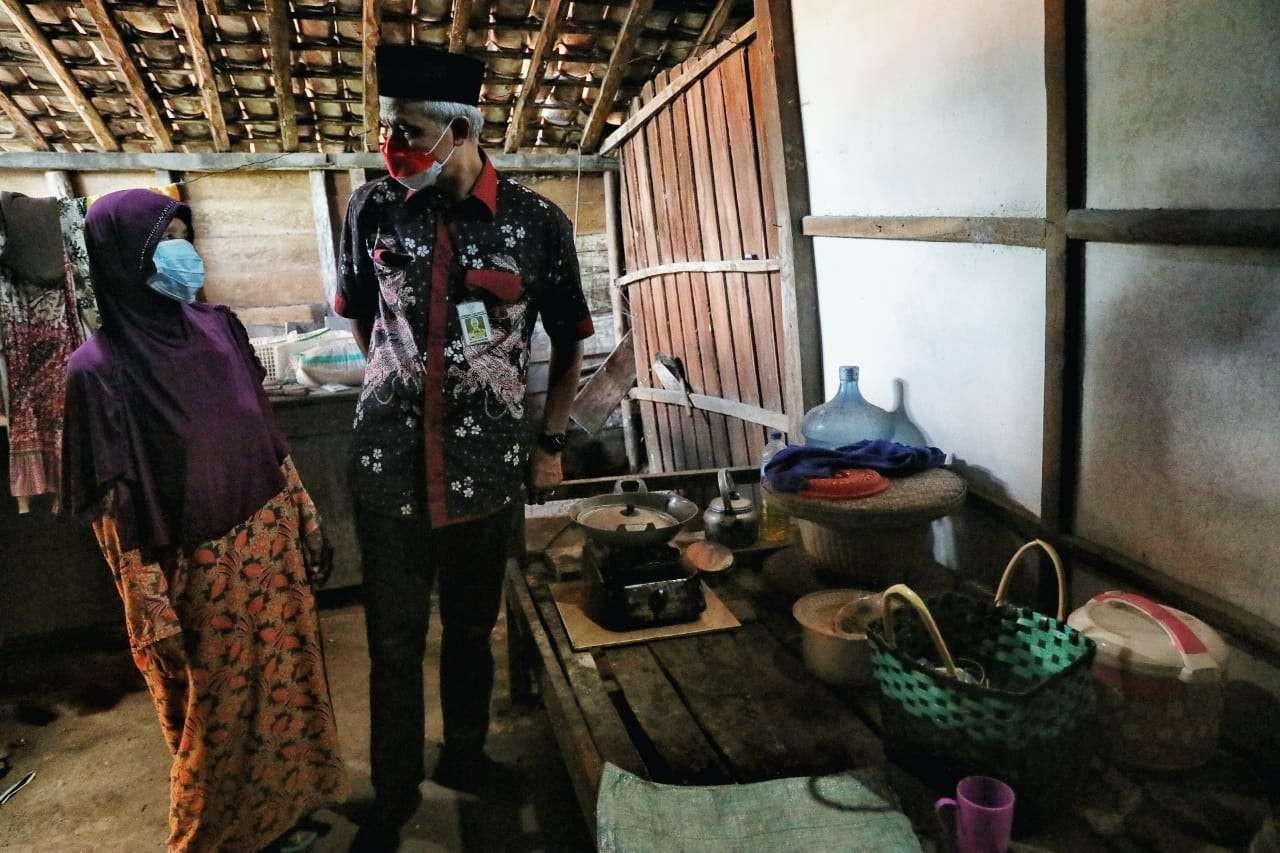 Gubernur Jawa Tengah Ganjar Pranowo saat berbincang dengan Mbah Sutami. (Foto: dok. Humas Pemprov Jateng)