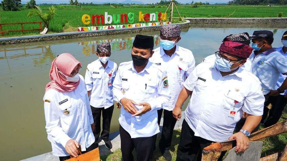 Bupati Banyuwangi meninjau layanan adminduk di sekitar Embung Kenitu, Desa Setail, Kecamatan Genteng, Banyuwangi (foto: istimewa)