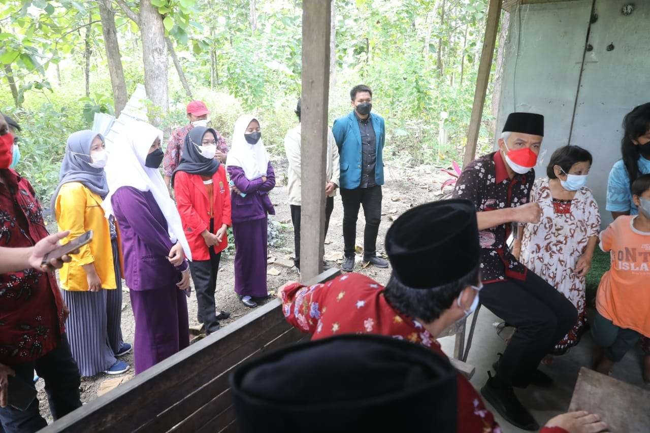 Sejumlah mahasiswa ikut blusukan bersama Gubernur Ganjar.(Foto: Dok Jateng)