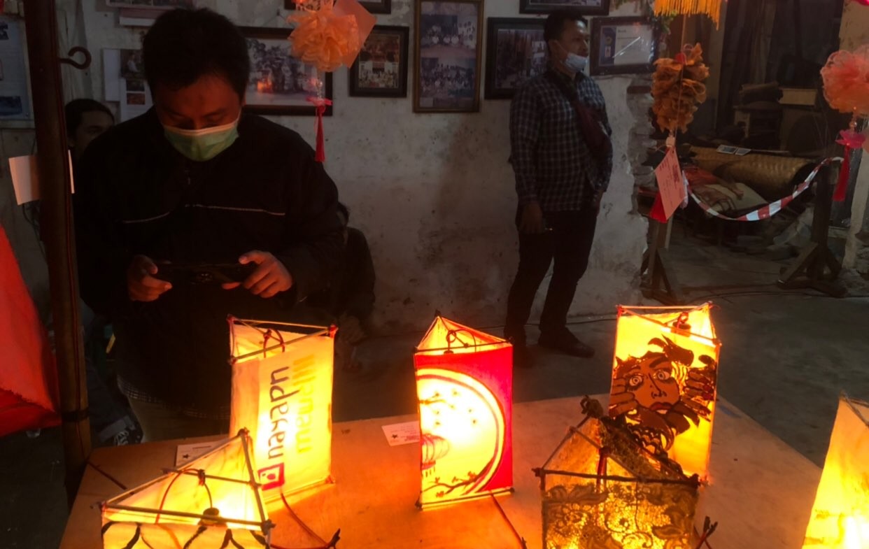 Pengunjung saat memotret kerajinan lampion di pameran yang digelar di Jalan Tambak Bayan (Foto: Andhi Dwi/Ngopibareng.id)