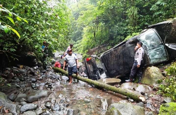 Posisi mobil kijang krista yang terperosok di jurang dengan kedalaman sekitar 30 meter (foto: istimewa)