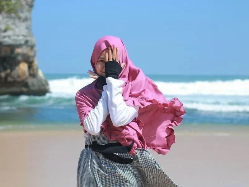 Muslimah bahagia, didasari keimanan. (Foto: Istimewa)