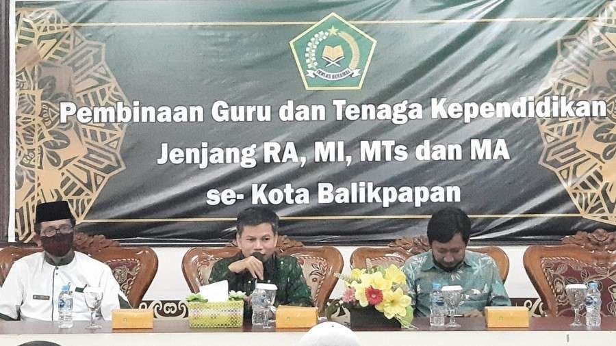 Direktur Guru dan Tenaga Kependidikan (GTK) Madrasah, Muhammad Zain, pada Pembinaan Guru dan Tenaga Kependidikan di Balikpapan. (Foto: Kemenag)