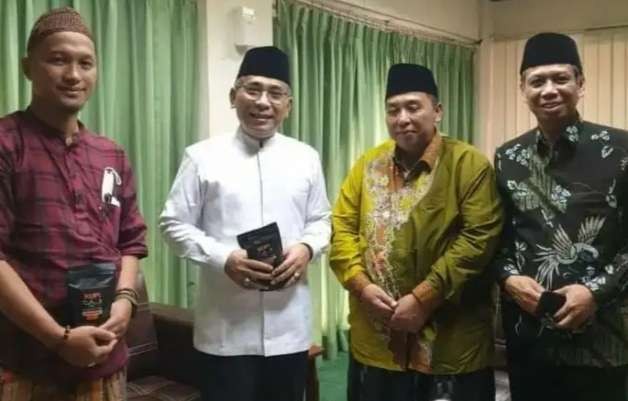 Ketua PCNU Bondowoso KH Abdul Qodir Syam (baju hijau) didampingi Ketua PBNU H. Amin Said Husni menemui Ketum PBNU KH Yahya Cholil Staquf untuk tabayyun pernyataannya berbau politik praktis viral di medsos.(Foto: Dok PBNU)