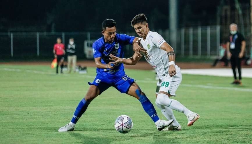 Gelandang serang Persebaya, Bruno Moreira, tak mampu berbuat banyak saat Persebaya ditahan imbang 0-0 oleh PSIS Semarang. (Foto: persebaya.id)