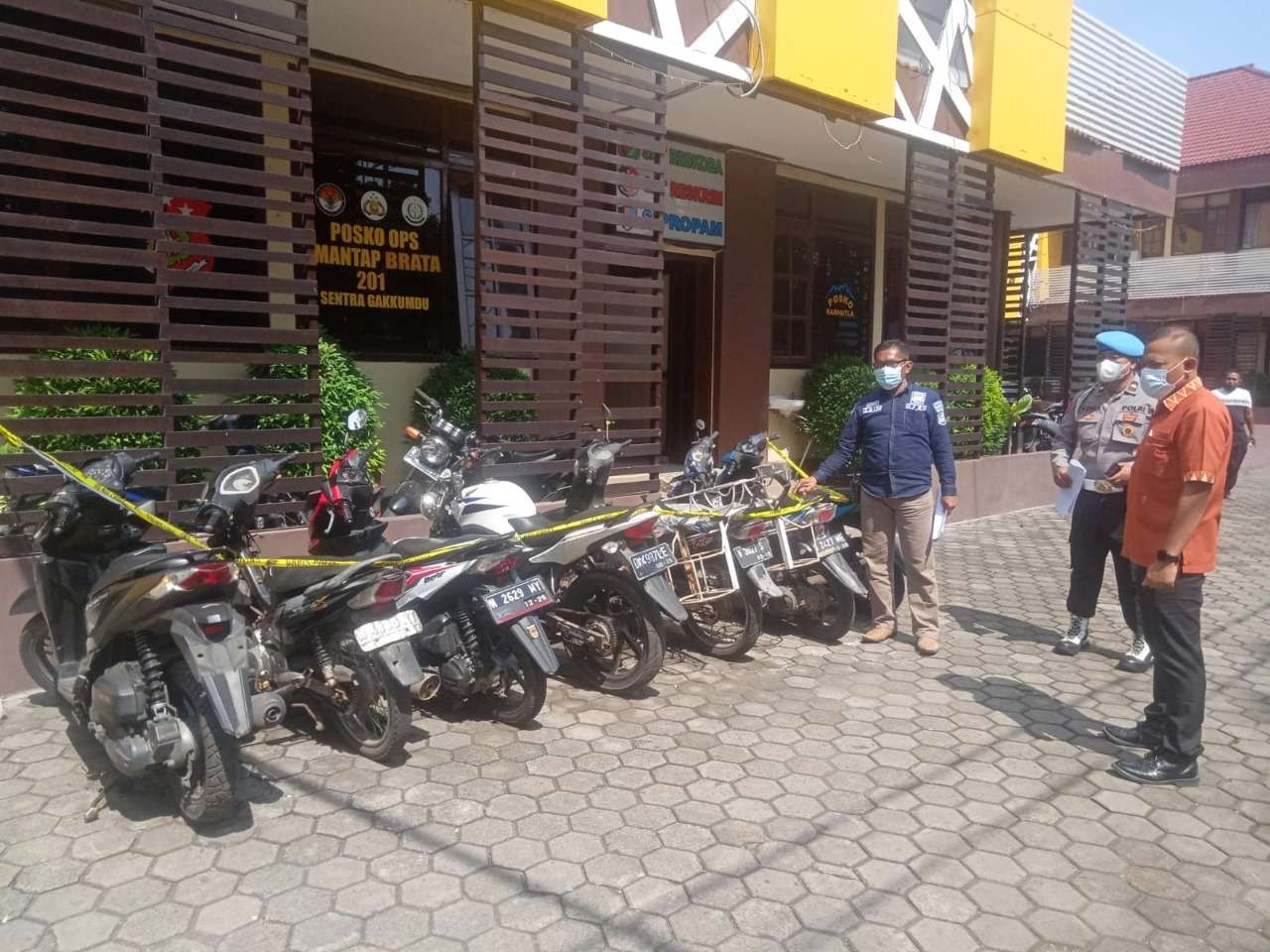 Polisi menunjukkan barang bukti sepeda motor hasil kejahatan HG dan jaringannya. (Foto: Ikhsan Mahmudi/Ngopibareng.id)