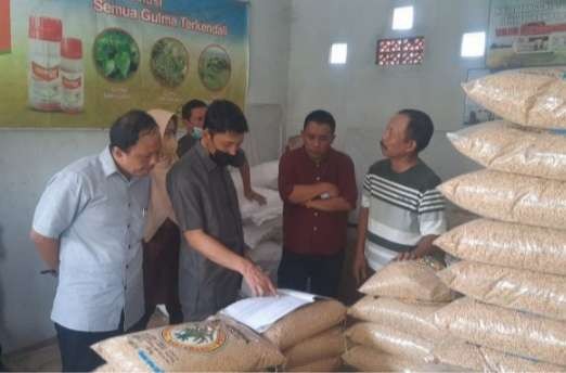 Anggota Komisi II DPRD Bondowoso melakukan sidak ke sejumlah distributor dan kios pupuk guna memastikan stok pupuk bersubsidi.(foto: Guido/ngopibareng.id)