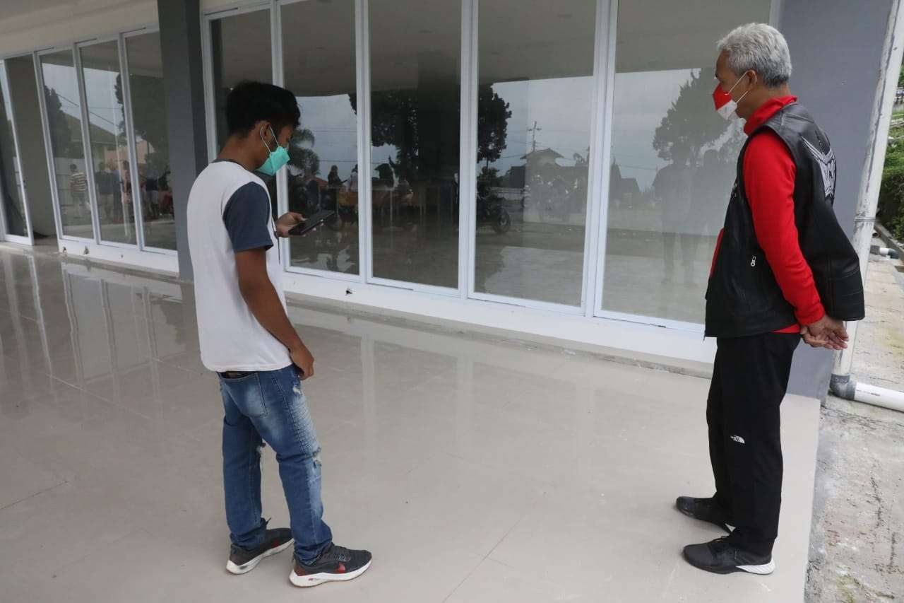 Ganjar mengecek progres pembangunan SMAN Tawangmangu. (Foto: Dok Jateng)