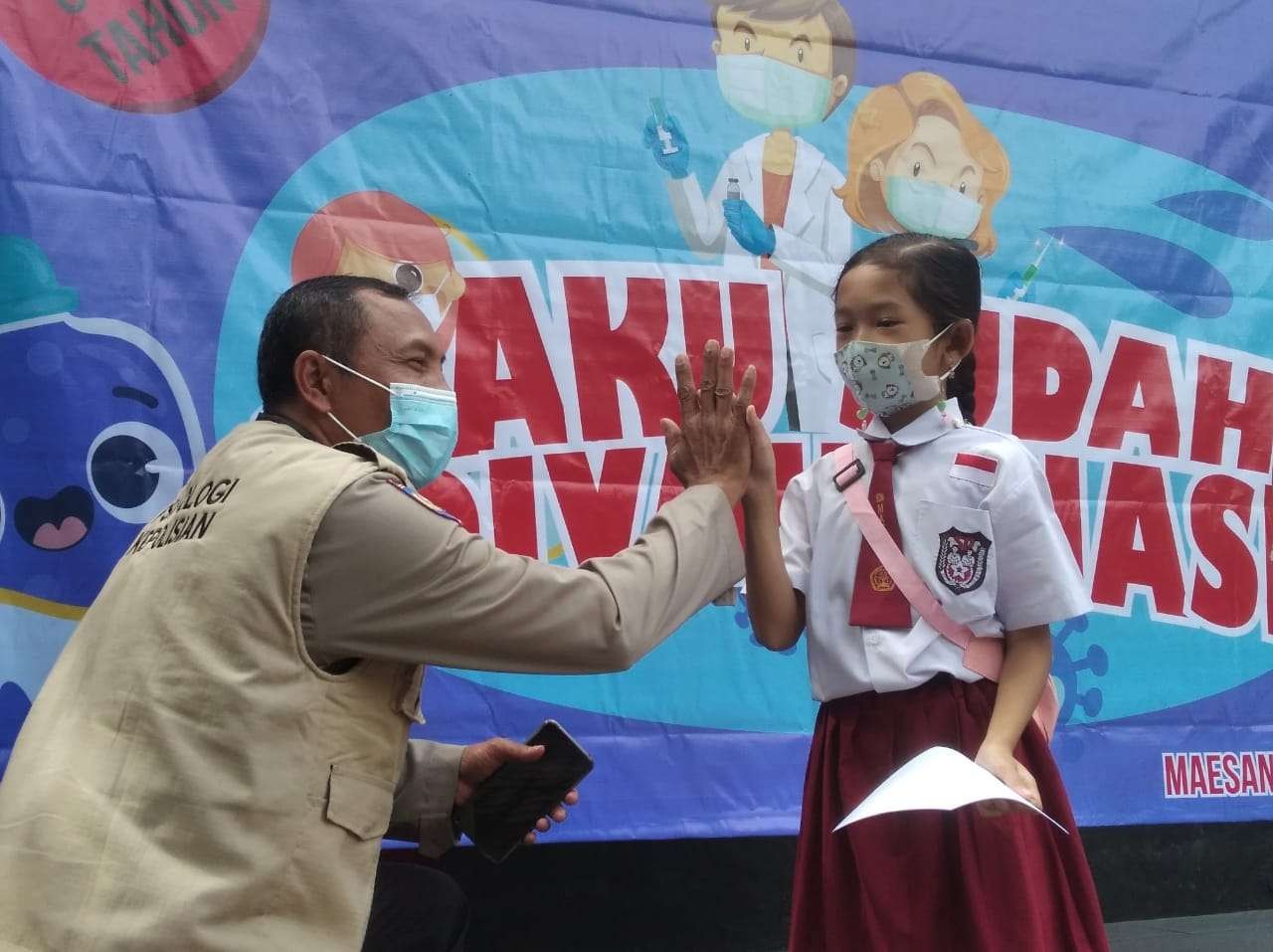 Jurus tos tangan ampuh menambah keberanian anak di Bondowoso disuntik vaksin Covid-19. (foto: Guido/ngopibareng.id)