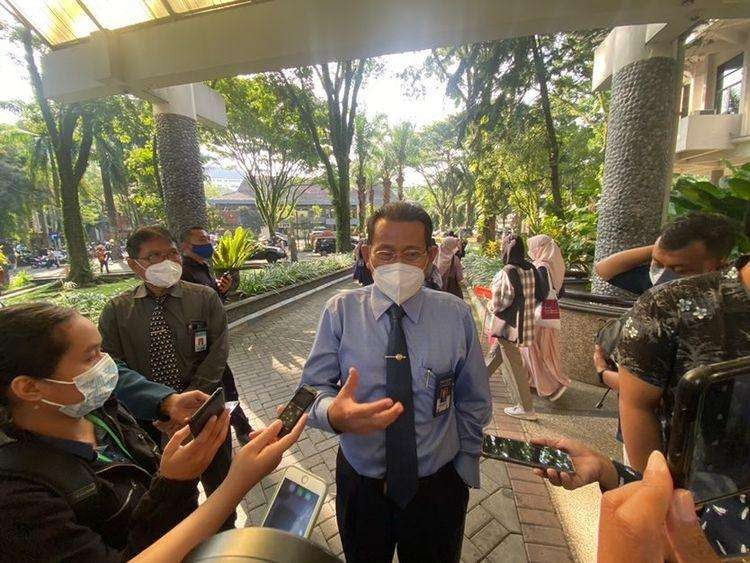 Rektor Universitas Brawijaya, Nuhfil Hanani saat ditemui di depan Gedung Widyaloka. (Foto: Lalu Theo/Ngopibareng.id)