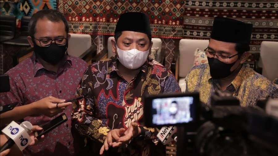 Dirjen Pendis (tengah) didampingi Staf Khusus Menag dan Direktur PD Pontren Kemenag. (Foto: Kemenag)