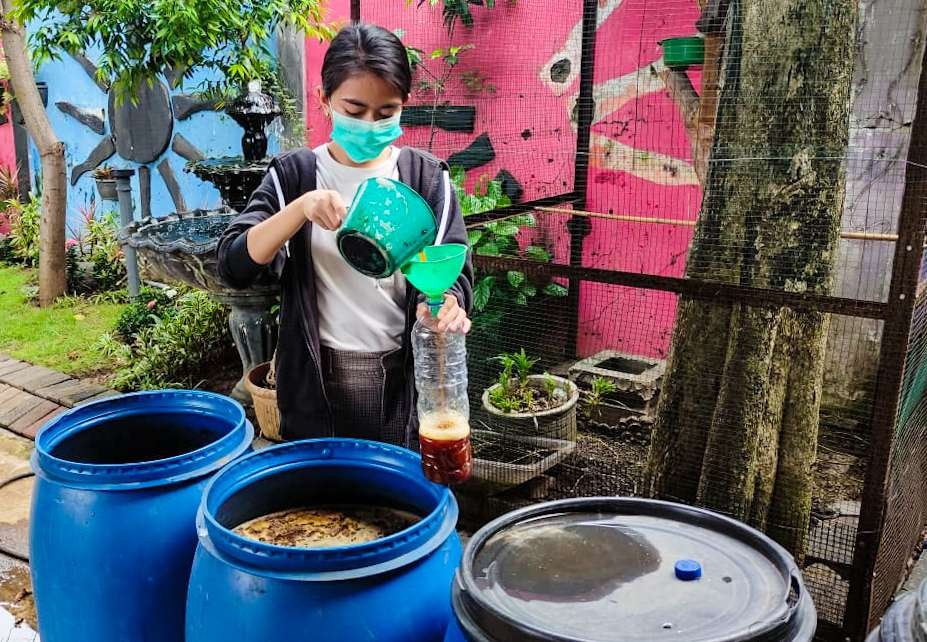 Rania, proses pembuatan eco lindi. (Foto: Aini/Ngopibareng.id)