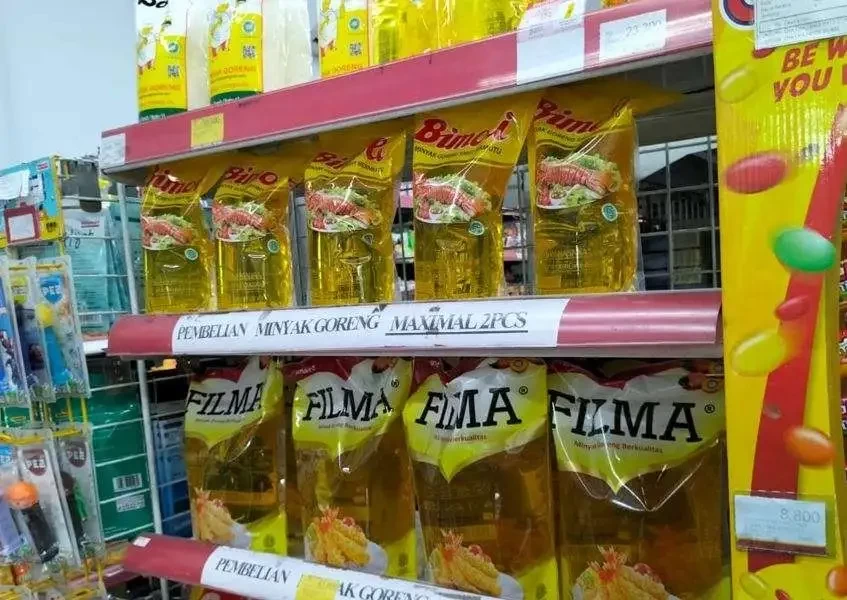 Ilustrasi minyak goreng di sebuah minimarket. (Foto: Yasmin Fitrida/Ngopibareng.id)