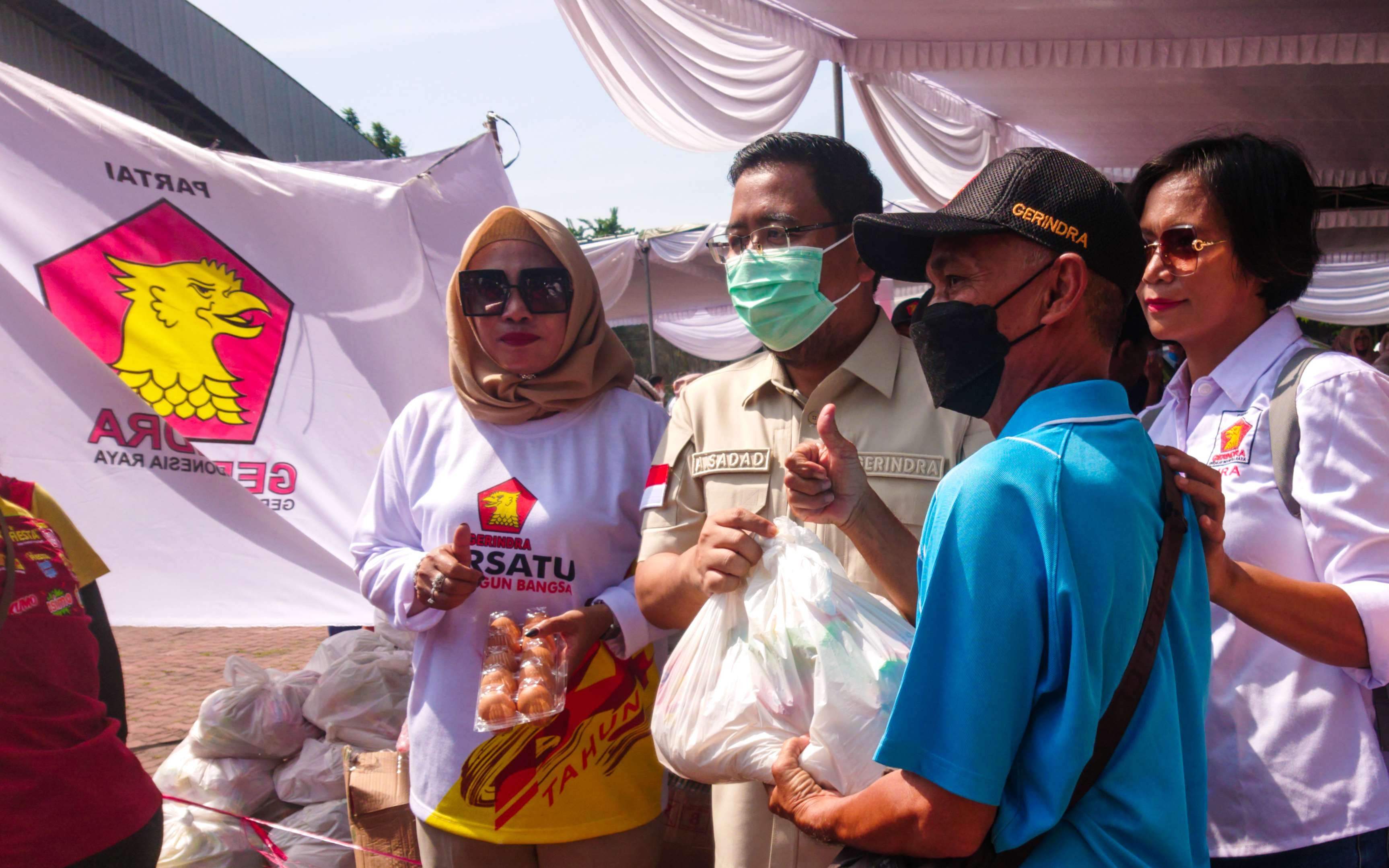 Bazar sembako murah partai Gerindra (foto :Aini/Ngopibareng.id)